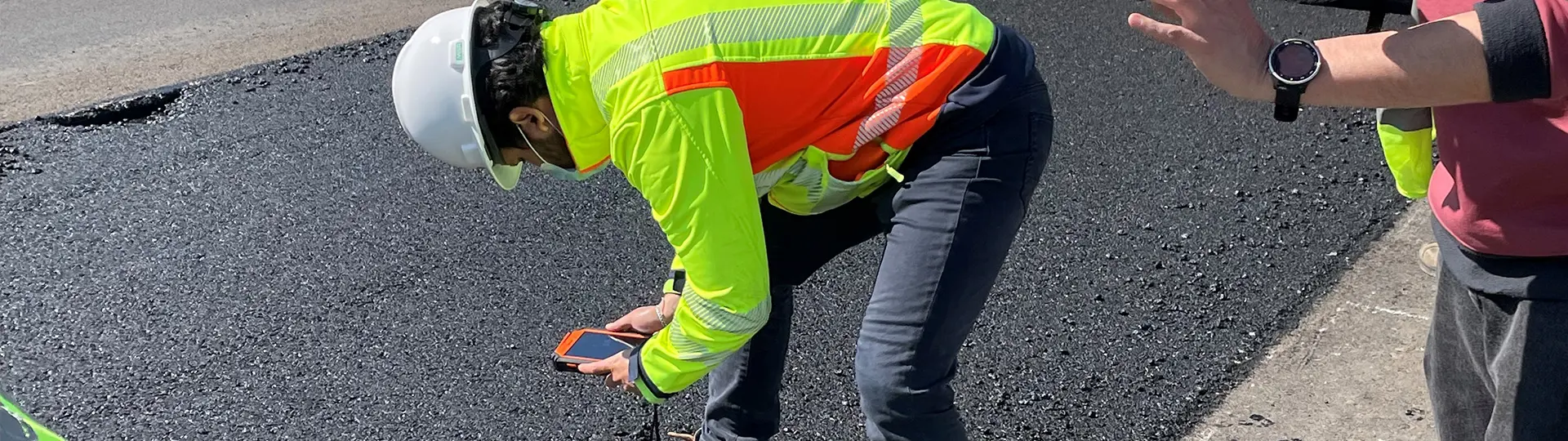 VíasChile reutiliza neumáticos fuera de uso en el asfalto de sus carreteras